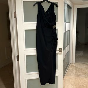 Perfect Sleeveless Black dress  in Sheath with a Beaded detail at hip